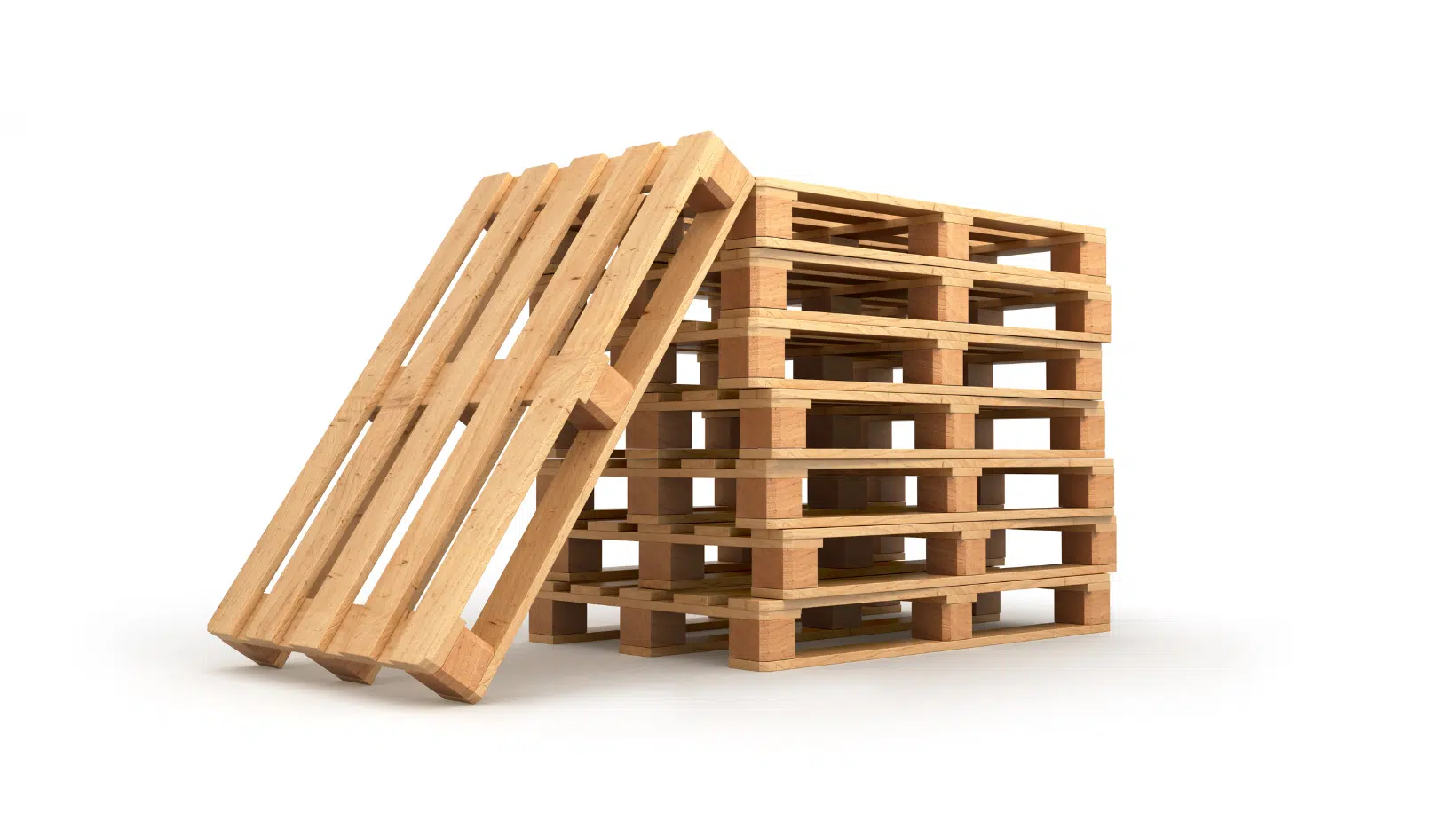 Pallet in legno impilati, uno inclinato in primo piano