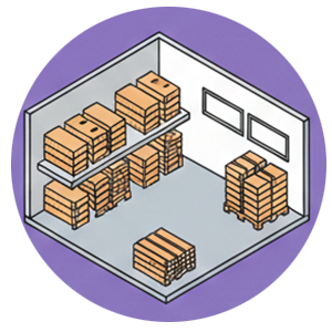 Magazzino con pallet disposti su scaffali e pavimento.