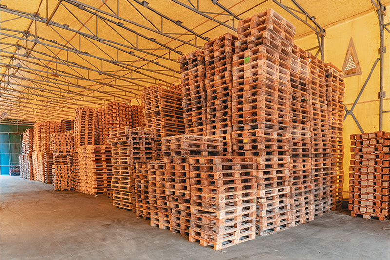 Ampia disponibilità di pallet in legno all'interno di un magazzino