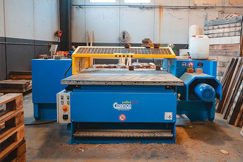 Macchinario per la produzione di pallet in un'azienda di legno
