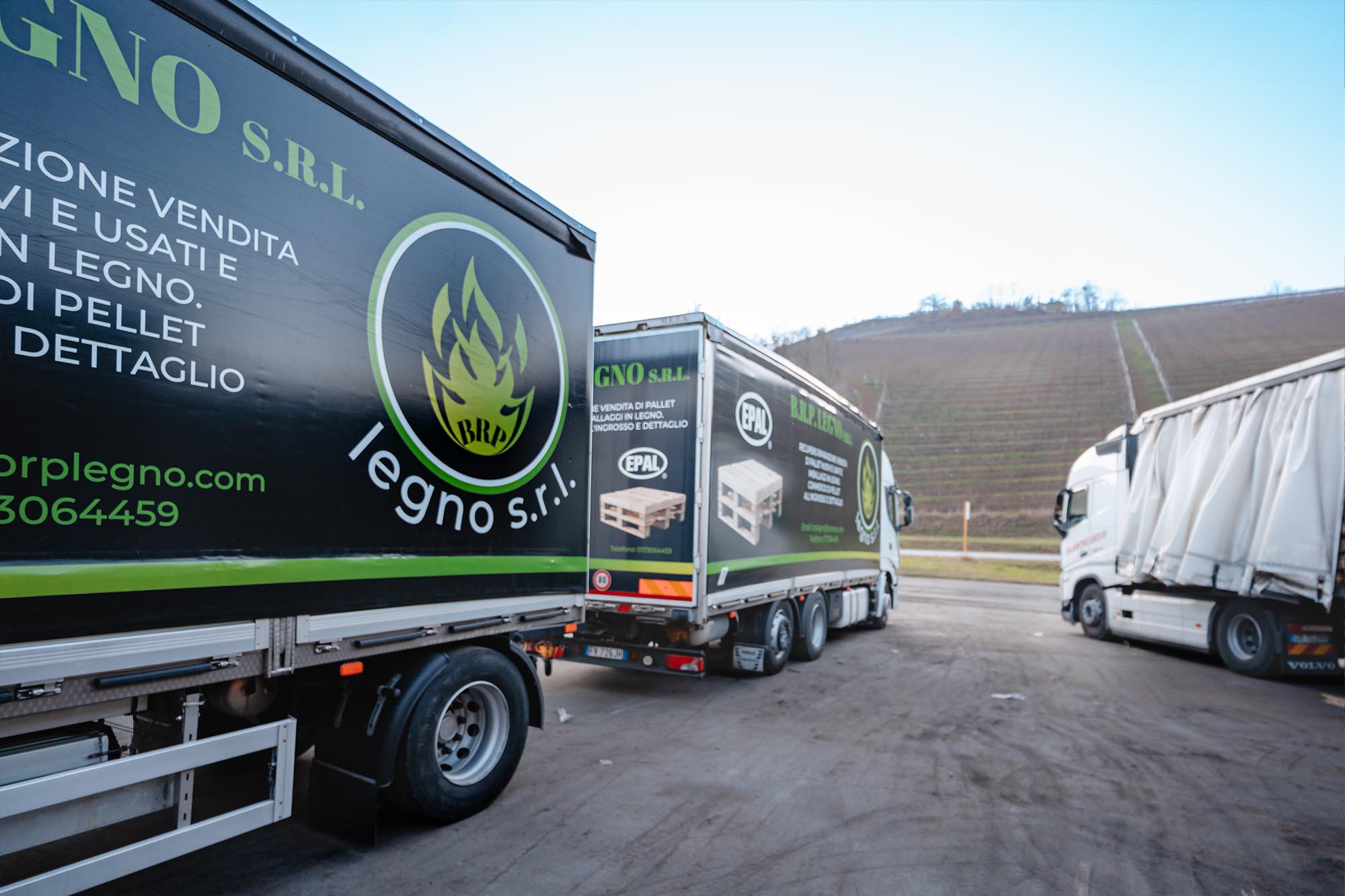 Furgoni BRP Legno in sosta, visibile logo e informazioni aziendali