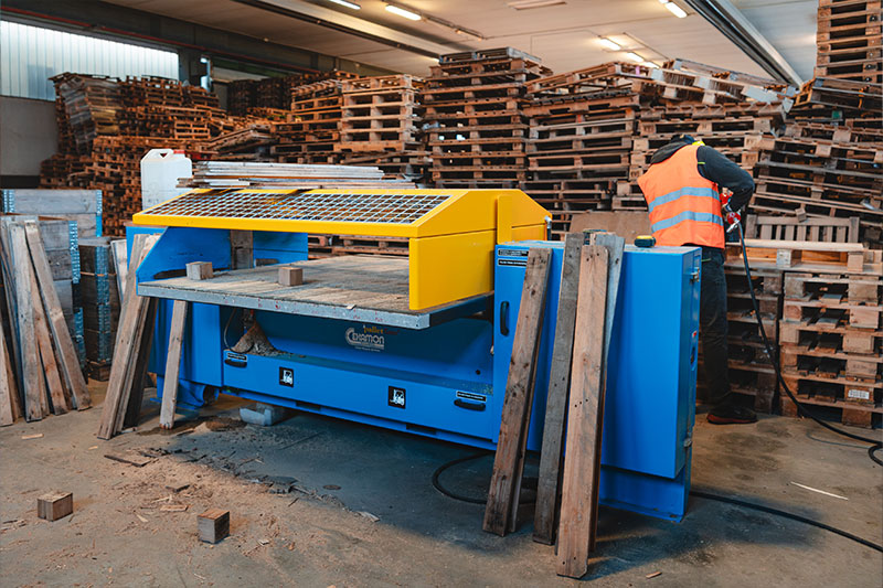 Macchinario per lavorazione legno in un'azienda di pallet e pellet